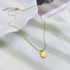 Collar irregular de estilo coreano para mujer, cadena de clavícula chapada en acero de titanio y oro K, colgante con letras brillantes, venta al por mayor