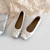 Sapatos Femininos de Bico Quadrado com Laço Primavera e Verão 2025 Novos Scarpins Prateados Franceses Baixos Sapatos Femininos com Laço Raso