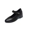 Zapatos de tacón de cuña de cuero suave de estilo nuevo para el verano 2026 con suelas blandas, resistentes al desgaste, diseño de una correa, pequeños zapatos de cuero de moda para madres de mediana edad y mayores