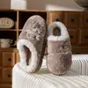 Pantuflas de Algodón Casuales para el Hogar Mujer 2026 Otoño/Invierno Nuevo Estilo Interior Más Terciopelo Cálido Ponerse y Quitarse Fácilmente Pantuflas de Algodón Suave para Hombre
