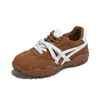 Zapatillas deportivas de cuero genuino para mujer, nuevo modelo versátil otoño 2026, zapatos casuales deportivos, zapatos retro de suela gruesa para aumentar la altura