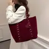 Nova bolsa de ombro de comércio exterior transfronteiriço, bolsa de ombro de camurça fosca fashion, bolsa de mão com rebites casual e versátil