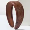 Moda Coreana Nueva Diadema de Cuero con Textura a Cuadros Estilo Ins Versátil Retro de Ala Ancha Gama Alta Accesorios para el Cabello de Celebridades de Internet