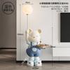 Celebridad de Internet, oso violento, luz de lujo, moderno, gran piso, decoración, hogar, TV, gabinete, sala de estar, decoración, gran decoración, decoraciones