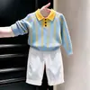 Conjunto de Primavera y Otoño Estilo Coreano para Niños 2026 Nuevo Estilo Suéter de Rayas Azul Claro con Cuello Polo Pantalones Blancos de Pierna Ancha Modernos