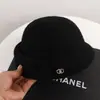 Sombrero de Pescador de Fieltro de Lana Estilo Hepburn Francés para Mujer Sombrero de Cubeta Frío con Temperamento Estilo Sombrero Formal Hace que la Cara Parezca Más Pequeña Boina