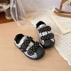 Zapatos para Niñas Zapatos Deportivos Infantiles 2026 Otoño Nuevo Estilo Zapatos de Tabla con Punta de Concha para Bebé Zapatos Casuales con Lunares Plateados