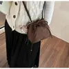 2025 Nova Bolsa de Ombro Grande Capacidade com Design de Nicho Coreano para Mulheres Outono e Inverno Novo Estilo Floresta Retrô Maillard