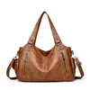 Bolso Vintage para Mujer Bolso Tote de Moda Versátil Remache Sentido de Alta Gama Gran Capacidad Hombro Portátil Axila Cruzado Viajero