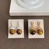 Brincos de tacha olho de tigre com tampa de metal escovado, com design para mulheres, retrô, luxo leve, modernos, da moda, versáteis, joias de orelha
