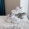 Tênis Versátil Infantil 2026 Primavera/Verão Novos Sapatos Casuais para Meninas Fashionable Dad Shoes Tênis de Corrida para Estudantes