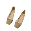 Sapatos femininos de sola macia com strass e pérolas, novo estilo outono 2026, color blocking inspirado em Chanel, bico quadrado raso, sapatos baixos tipo vovó