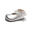 Outono de 2026 Novos Sapatos de Couro Infantis Estilo Coreano com Cadarço Bolinhas Sapatos de Princesa para Meninas Mocassins de Solado Macio Sapatos Casuais