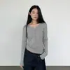 Camiseta Retrô Chique Estilo Coreano com Gola Henley de Manga Longa Feminina Outono Design Moderno Slim Fit Valoriza a Silhueta Camada Base