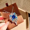 Broche Pingente, Colar de Diamante, Moda com Pedras Preciosas Coloridas Conjunto Rosa de Duas Peças, Anel de Safira Azul, Conjunto de Joias de Três Peças, Brincos para Mulheres