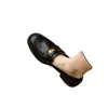 Mocasines retro de piel suave sin cordones con punta redonda para mujer, nueva colección otoño 2026, zapatos pequeños de piel con patrón de camelia, suela blanda y tacón grueso
