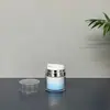 Contenedor de crema al vacío de 15ML30ML50ml AS botella interior de gradiente azul PP reemplazable con dos tipos de tapas plateadas brillantes UV