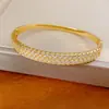 Pulseira Europeia com Fivela Redonda em Zircônia Banhada a Ouro Real 18k Pulseira de Luxo Leve com Toque de Alto Padrão Pulseira Versátil Retrô Ornamento para Mulheres