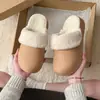 Chinelos femininos de algodão removíveis e laváveis, novo estilo outono/inverno, impermeáveis, adequados para uso externo, com solas antiderrapantes, forro de fleece e design espessado para aquecimento