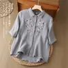 Camisa artística de doble capa de gasa de algodón estilo bosque de verano para mujer, corte holgado con flores bordadas, algodón suave, mangas de tres cuartos