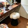Banqueta de toucador em forma de pétala na cor creme, banqueta de maquiagem giratória 360 graus, banqueta baixa para trocar de sapatos no quarto, banqueta baixa de baixa resiliência com assento macio