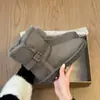 Botas de neve femininas estilosas e versáteis estilo deserto com sola grossa, modelo novo popular este ano, camurça com fivela de cinto, botas quentes de algodão para uso duplo