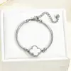 Nuevo artículo de moda de venta caliente transfronteriza, pulsera con sentido de alta gama, pulsera de trébol de cuatro hojas de doble cara, fabricantes mayoristas de joyería de acero inoxidable para mujer