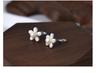 Aretes de botón de flor de plata esterlina S999 con perla pequeña para mujer, aretes de diseño de nicho de lujo ligero, estilo coreano, temperamento fresco, gancho curvo
