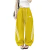 Moda urbana nueva de otoño, pantalones anchos bordados estilo americano con elegante diseño de cordón de cintura alta, pantalones deportivos de secado rápido con tres rayas