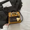 Oso de Dibujos Animados Linda Decoración de Queso Bolso Estilo Británico Retro Mochila para Guardería Bebé Mochila Infantil de Moda