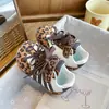 Tênis de Treino Alemão Estampado de Leopardo para Meninas Modelo Novo Outono 2026 Sapatos Casuais de Couro para Bebê Sapatos Individuais Sapatos para Caminhada Infantil Estilo Coreano