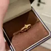 Anillo de Dedo Índice Exquisito Cepillado con Índice de Circonita Dorado Cobre Arena Dorada de Vietnam Anillo Noble de Alta Gama Sensación de Fortuna y Prosperidad Venta al por Mayor