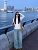 Trench coat branco com uma blusa interna de manga longa, estilo feminino, nova coleção 2026, adequado para usar no início do outono como peça única, blusa estilo coreano