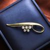 Broche de perlas de nicho con personalidad sencilla del mismo estilo de M, accesorios para trajes de mujer, alfiler de ropa, fábrica transfronteriza al por mayor