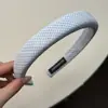 Faixa de Cabelo Azul Xadrez Fresca de Verão Feminina 2025 Nova Gaiola de Cabelo Prensado Topo Craniano Moda Estilo Ocidental Faixa de Cabelo Acessórios de Cabelo