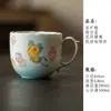 Conjunto de chá de cerâmica azul céu claro com underglaze pintado à mão, apresentando um design de borboleta, incluindo uma tigela com tampa, bule, xícaras de chá e xícaras de café