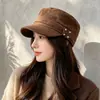 Nova coleção outono e inverno: chapéu de equitação fashion de camurça com copa reta retrô, boné casual tipo bico de pato que deixa seu rosto menor, chapéu de pintor estiloso