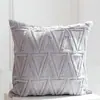 Fábrica al por mayor funda de almohada triangular grande nueva dormitorio color sólido cabecero de cama sofá felpa acolchada funda de almohada almohada de cintura