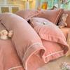 Juego de Cuatro Piezas de Cama de Terciopelo de Leche Tallado de Alto Peso Otoño e Invierno Antiestático Funda de Edredón con Doble Cara de Felpa Ropa de Cama