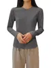 Camiseta base branca slim de manga longa para mulheres, adequada para primavera, outono e inverno, com um design básico que afina a cintura, top T-shirt de nicho e versátil