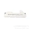 La Fábrica Produce Etiquetas Decorativas Curvas de Metal para Escritorio, Grabado de Logos Fundidos a Presión, Accesorios Perforados y Placas de Identificación con Clavos