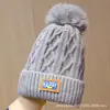 Chapéu de Lã de Inverno Feminino Novo com Forro de Fleece Espessado Proteção para Orelhas Bola de Pelo Versátil à Prova de Frio Chapéu de Frio Pulôver Chapéu de Tricô Quente
