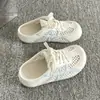 Sapatos Brancos Meia-Calça Respiráveis de Malha para Mulheres, Estilo Meia-Sapatilha Fechada para Uso Externo Verão 2026, Sapatos Deslizantes Preguiçosos para Estudantes