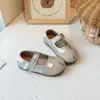 Zapatos Casuales de Cuero para Moda Infantil 2025 Verano Nuevos Sandalias Lindas de Velcro para Niñas Zapatos de Cuero Antideslizantes para Niños Medianos y Grandes