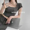 Camiseta de Manga Curta Retro Estampa Espinha de Peixe Floral Gola Quadrada Exposta Clavícula Puro Desejo Camiseta Básica para Mulheres Efeito Emagrecedor Sexy Justa