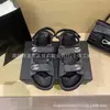 Sandálias de Velcro Xiaochangfeng Versão de Luxo em Estoque para Mulheres, Modelo Novo 25, Sapatos Romanos de Solado Grosso, Sapatos de Praia com Fivela de Metal e Pérola