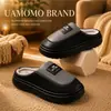 Nuevas pantuflas de algodón para hombre, invierno 2026, talla grande, para uso en interiores, antideslizantes, cálidas y con suela gruesa forrada de felpa.