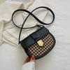 Bolso pequeño popular para mujer de este año ins casual 2021 Nuevo Bolso bandolera de hombro de moda otoño e invierno bolso de silla de montar simple