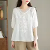 Camisa de manga media para mujer 2024 Verano fina cuello en V bordado pesado casual combinable algodón y lino fino de alta gama