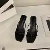 Primer encuentro con las sandalias de dedo de moda y los zapatos de hada para usar al aire libre en el verano de 2026, sandalias pequeñas de estilo francés combinadas con faldas, tiras finas